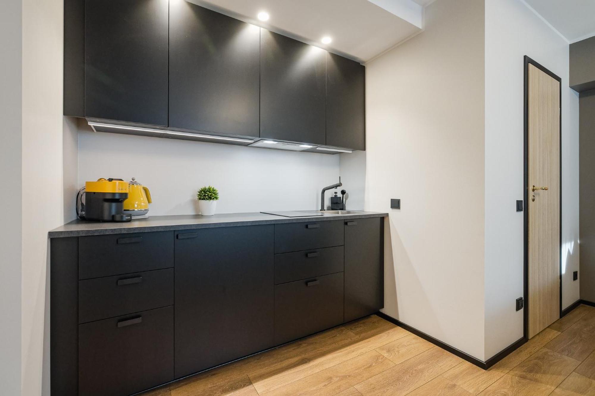 Elegant Near Old Town Apartment *