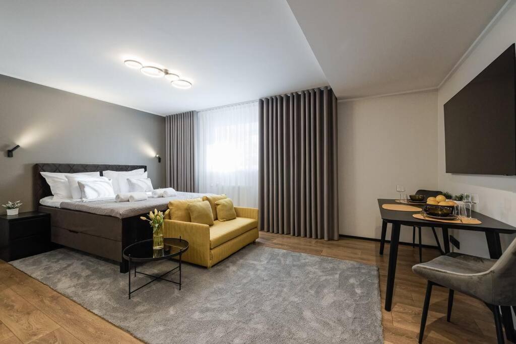 Elegant Near Old Town Apartment *